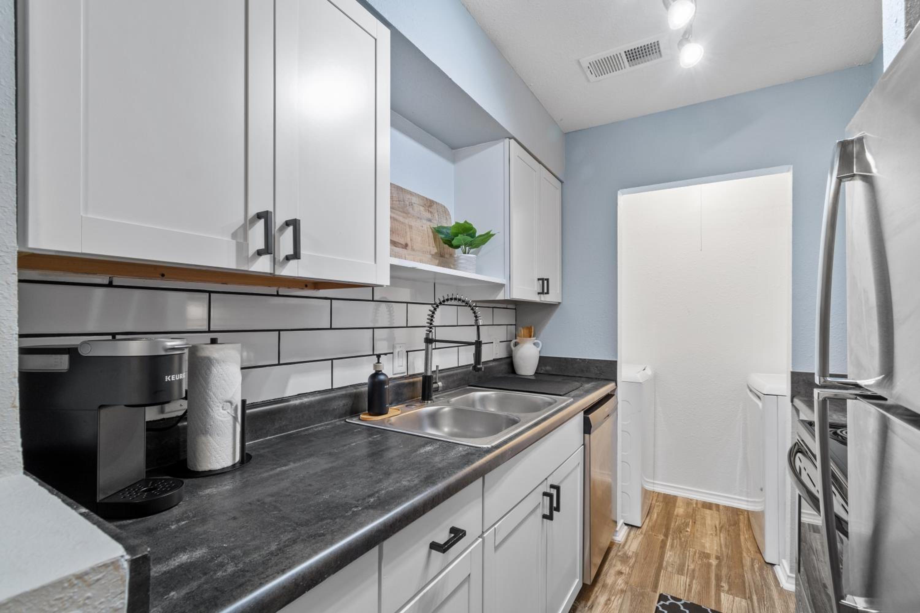 Plush Elegance-walk To At&t Stadent District view 5