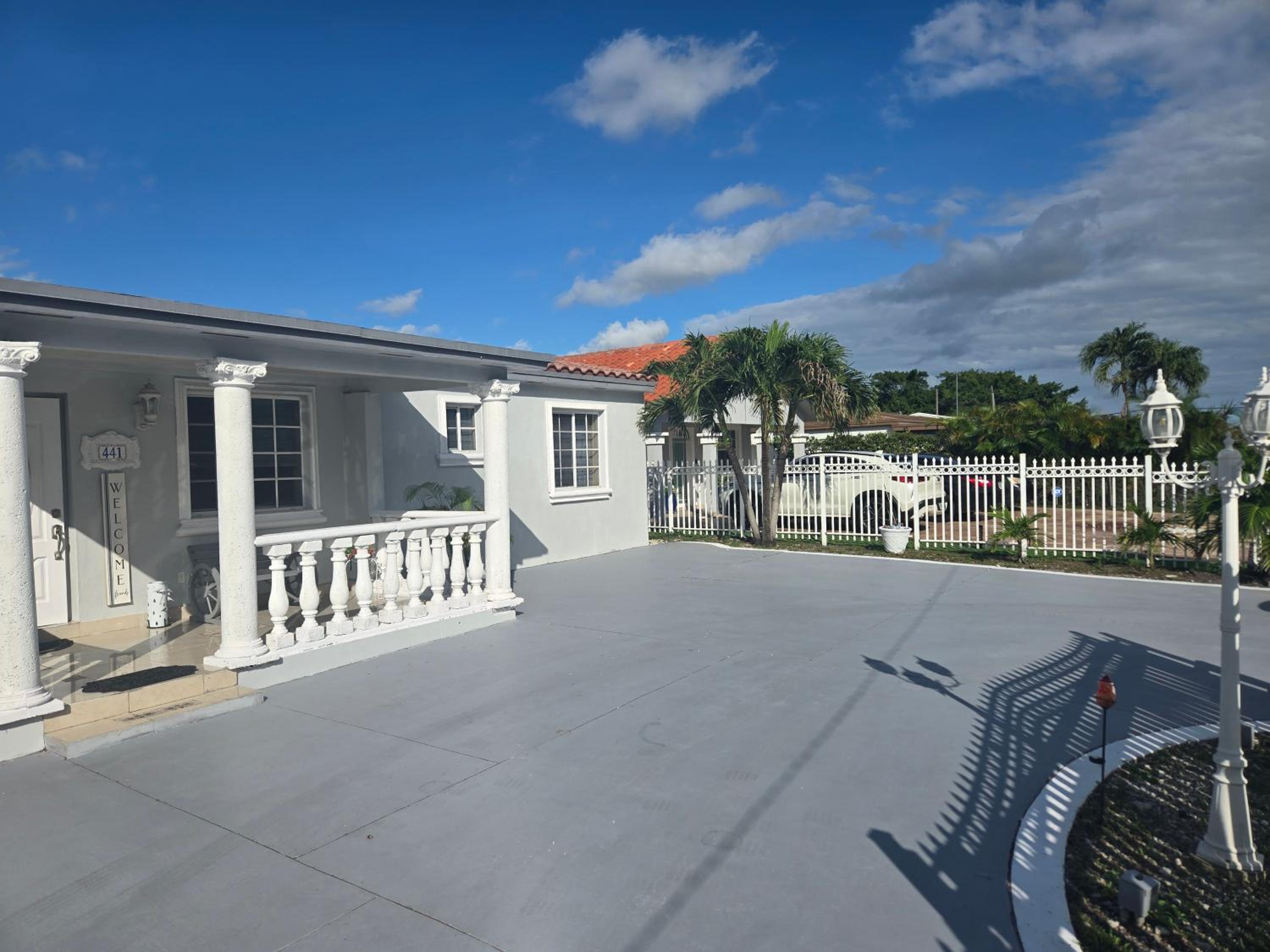 3 bedrooms 3-bathroom Pool house and jacuzzi en Hialeah view 3