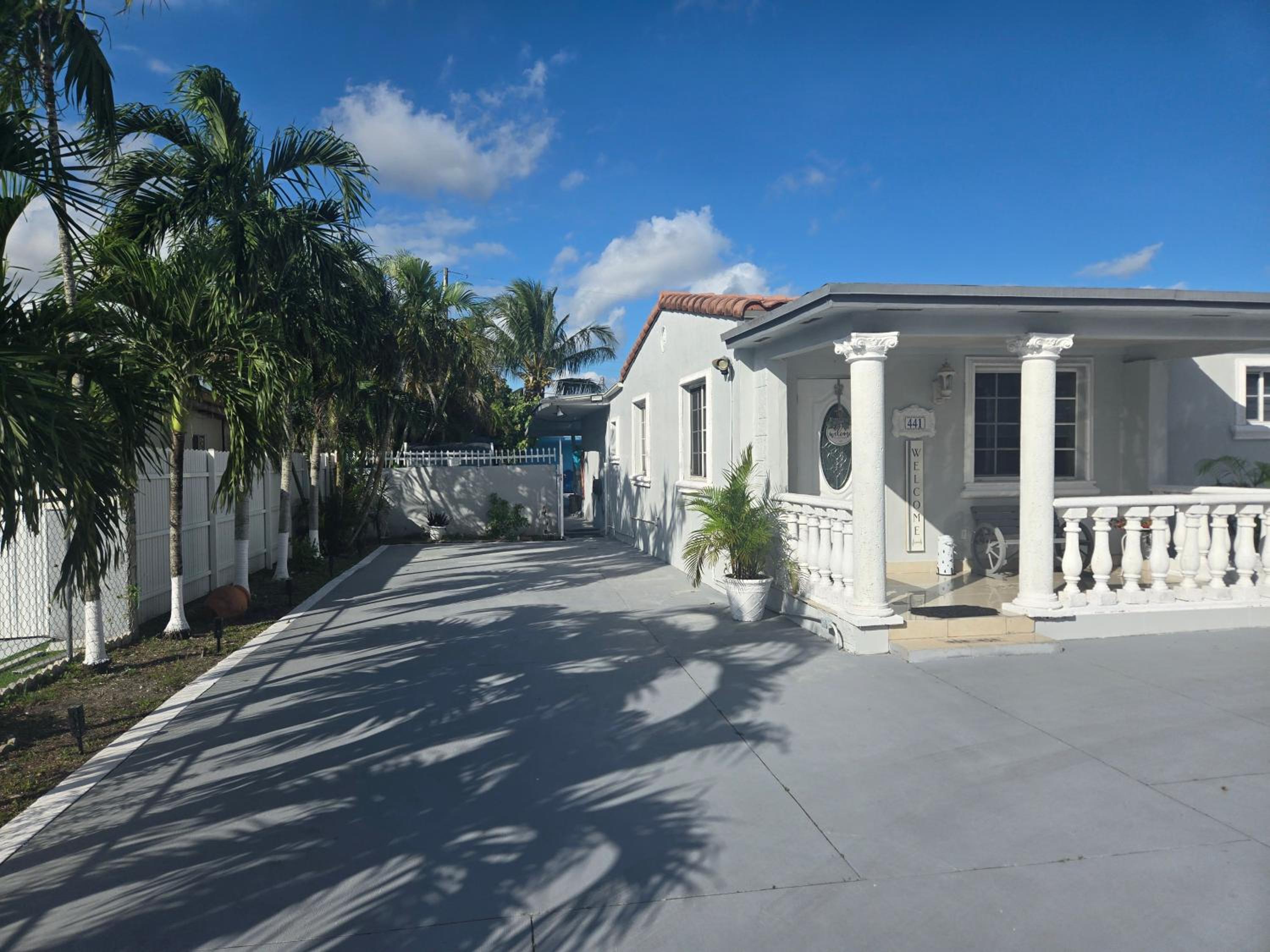 3 bedrooms 3-bathroom Pool house and jacuzzi en Hialeah view 4