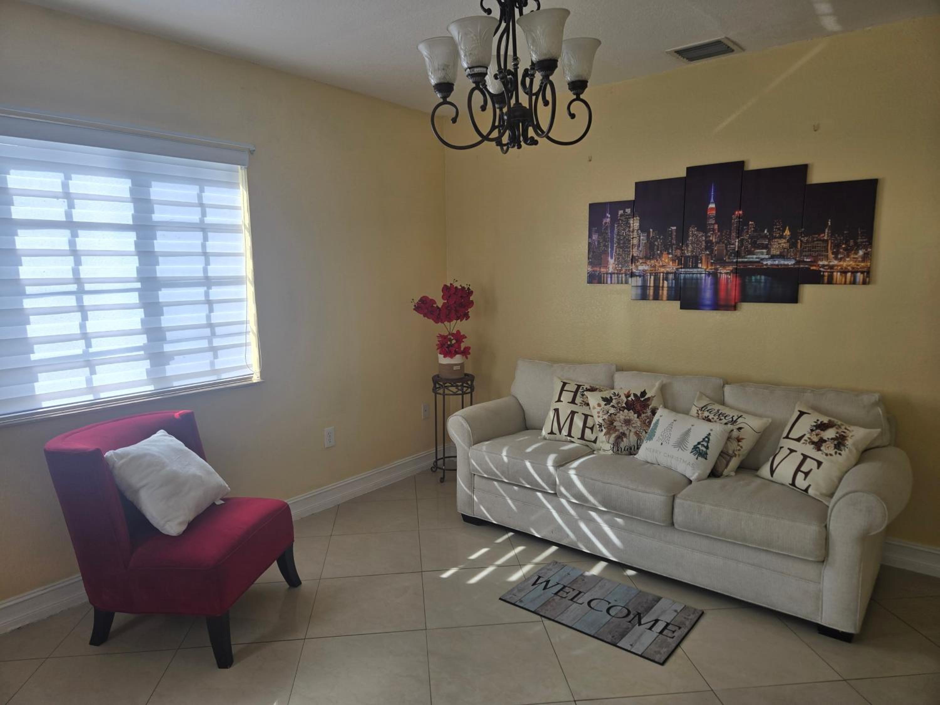 3 bedrooms 3-bathroom Pool house and jacuzzi en Hialeah view 5