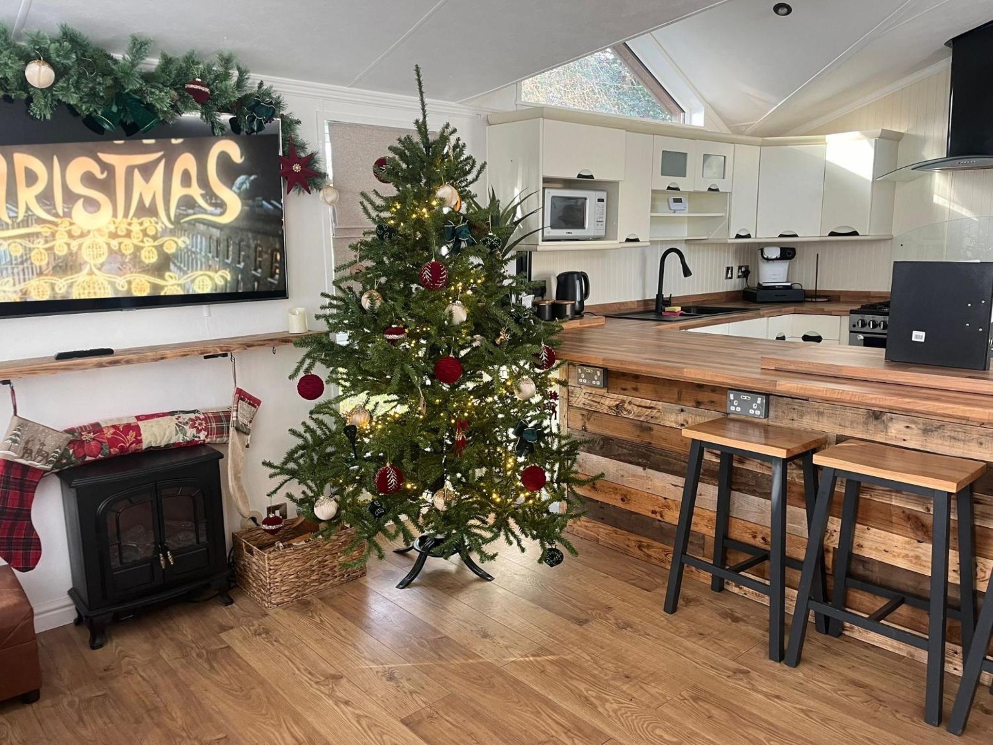 Falcove Lodge - 3 bedroom luxury lodge, 5G WiFi, full Sky TV, free parking & close to beach view 2