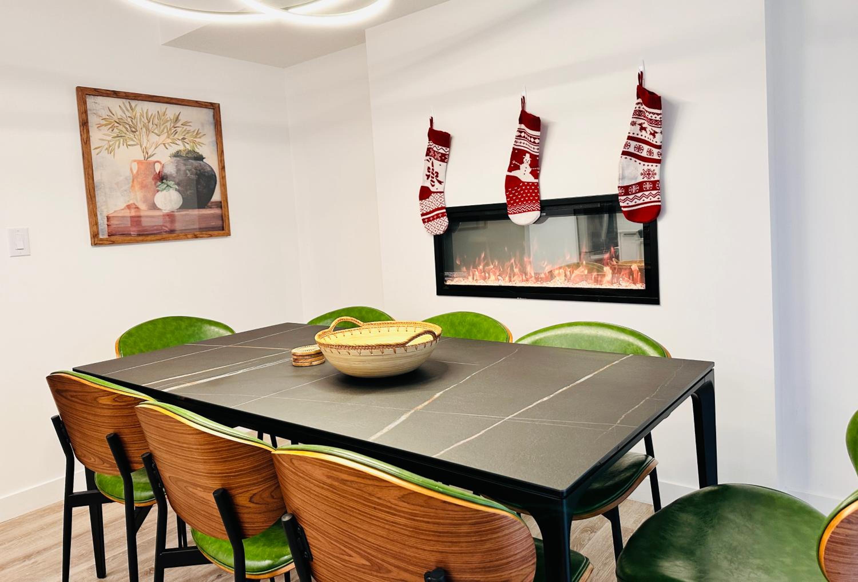 T201 Brand NEW Downtown Canmore 3BD & 2BT, BBQ, Free Parking
