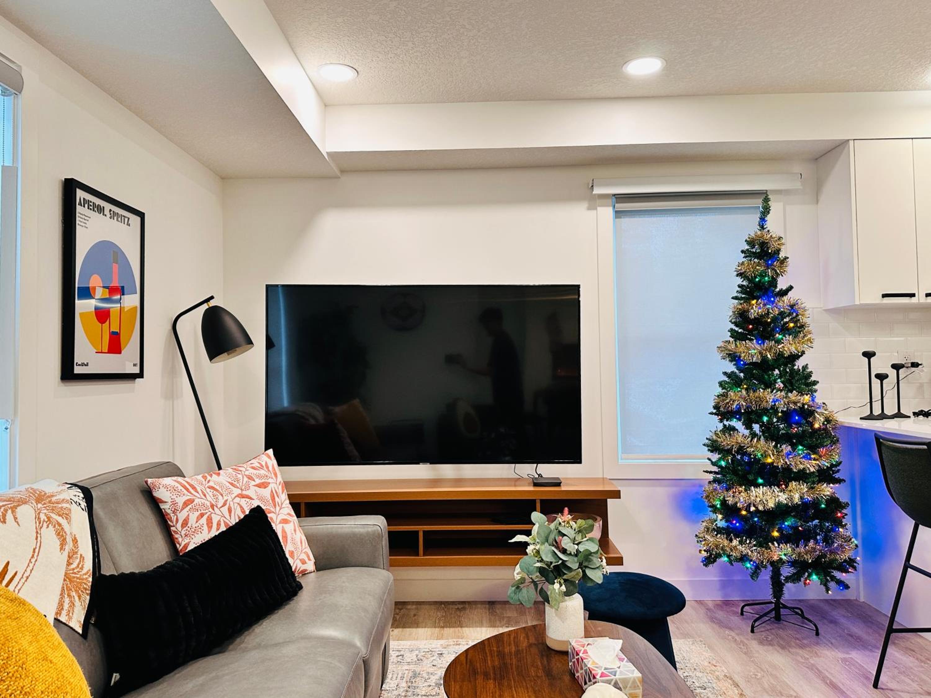T201 Brand NEW Downtown Canmore 3BD & 2BT, BBQ, Free Parking