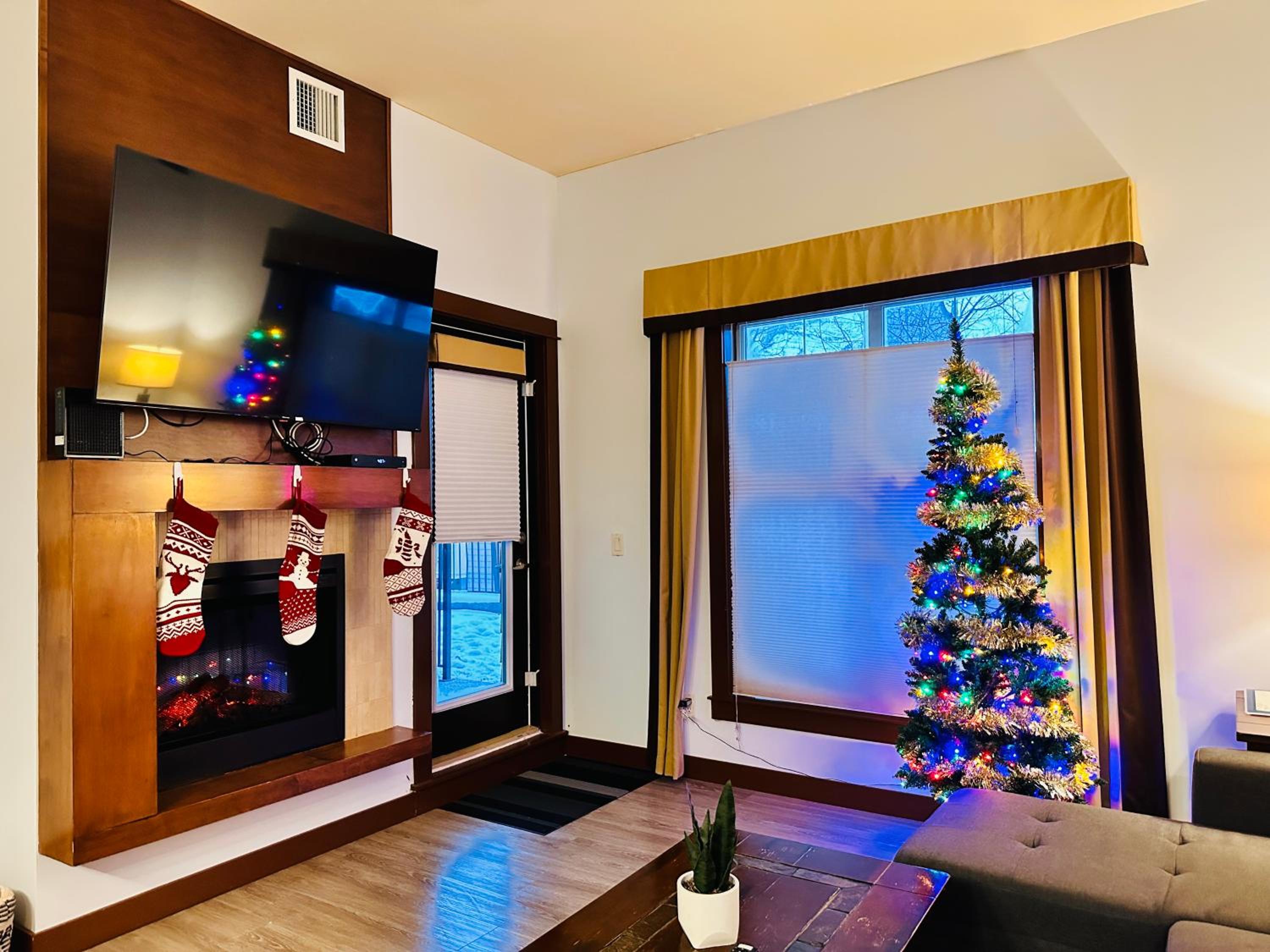 Hotel S105 Canmore Stay- Hot tub, stream rm, gym, parking Mtn Retreat - Image 1