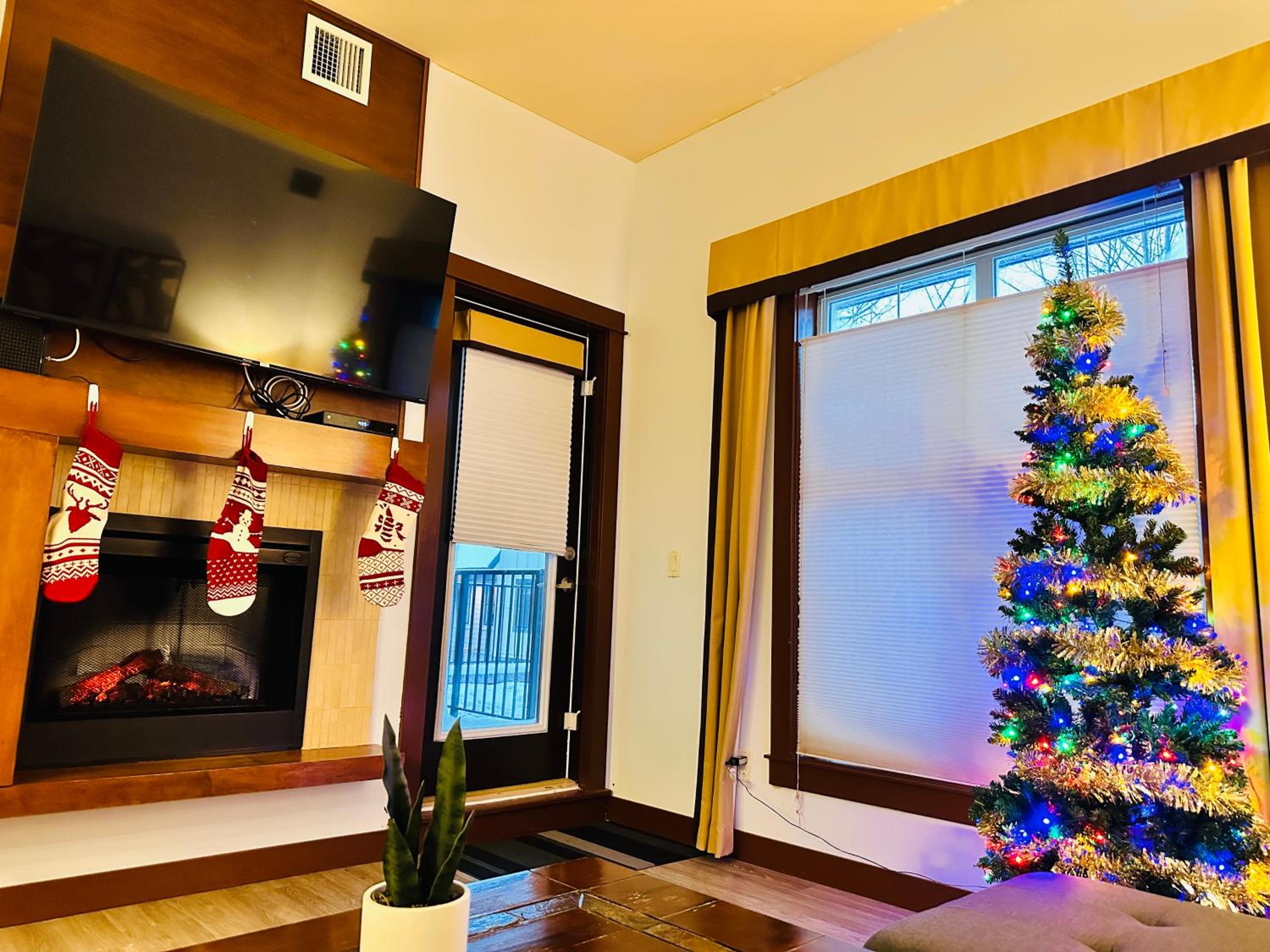 S105 Canmore Stay- Hot tub, stream rm, gym, parking Mtn Retreat