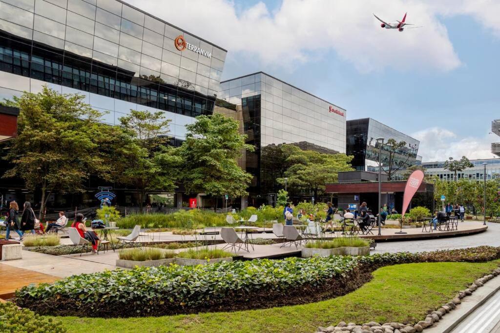 travelers house 5 minutes close to the airport