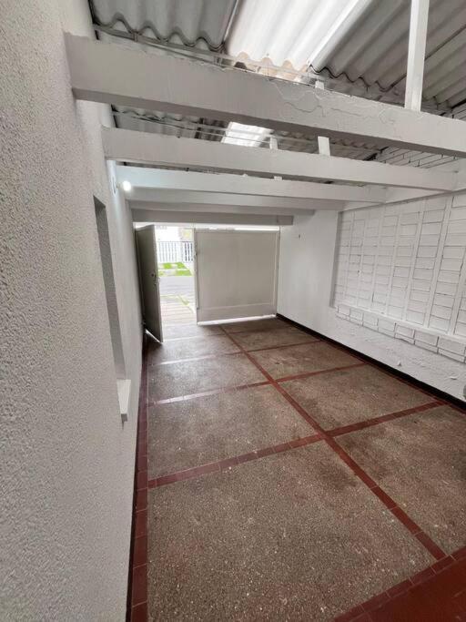 travelers house 5 minutes close to the airport
