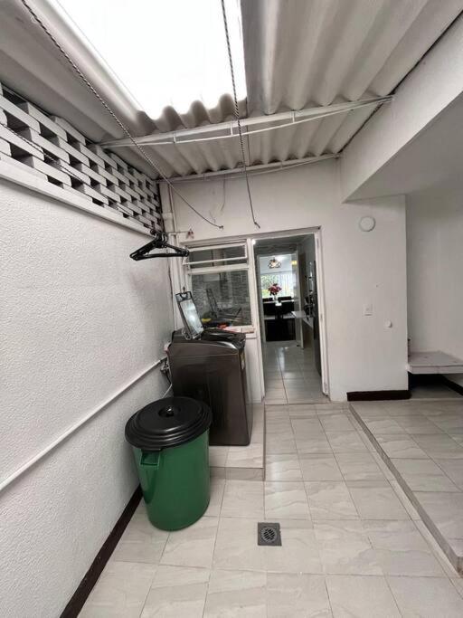 travelers house 5 minutes close to the airport