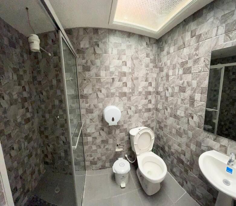 travelers house 5 minutes close to the airport
