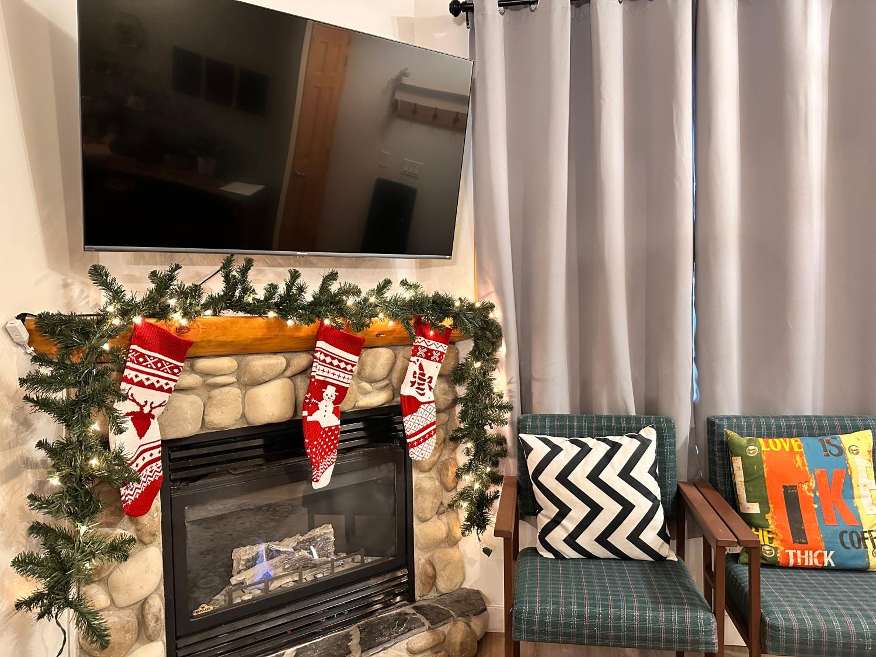 EPIC Mountain Retreat- Prvt Entry, King Bed, Work Desk, Free Parking