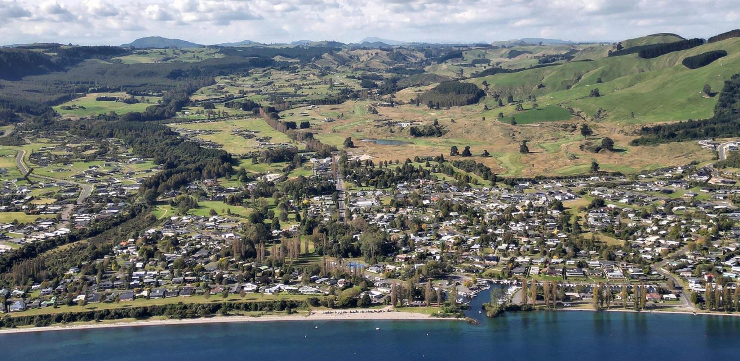 Muirs Reef Lodge Kinloch holiday home Lake Taupo view 4