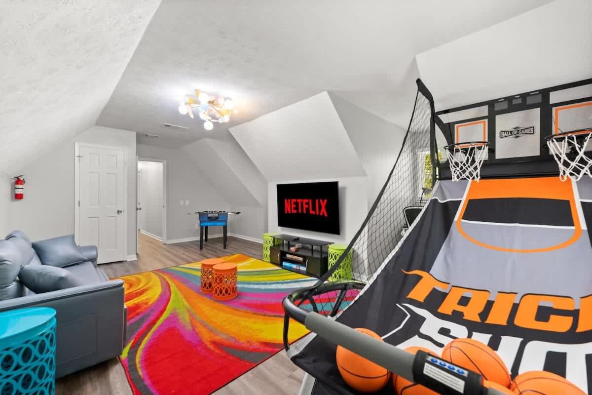 LUXE Pool Table Movie Room Family Fun King view 3