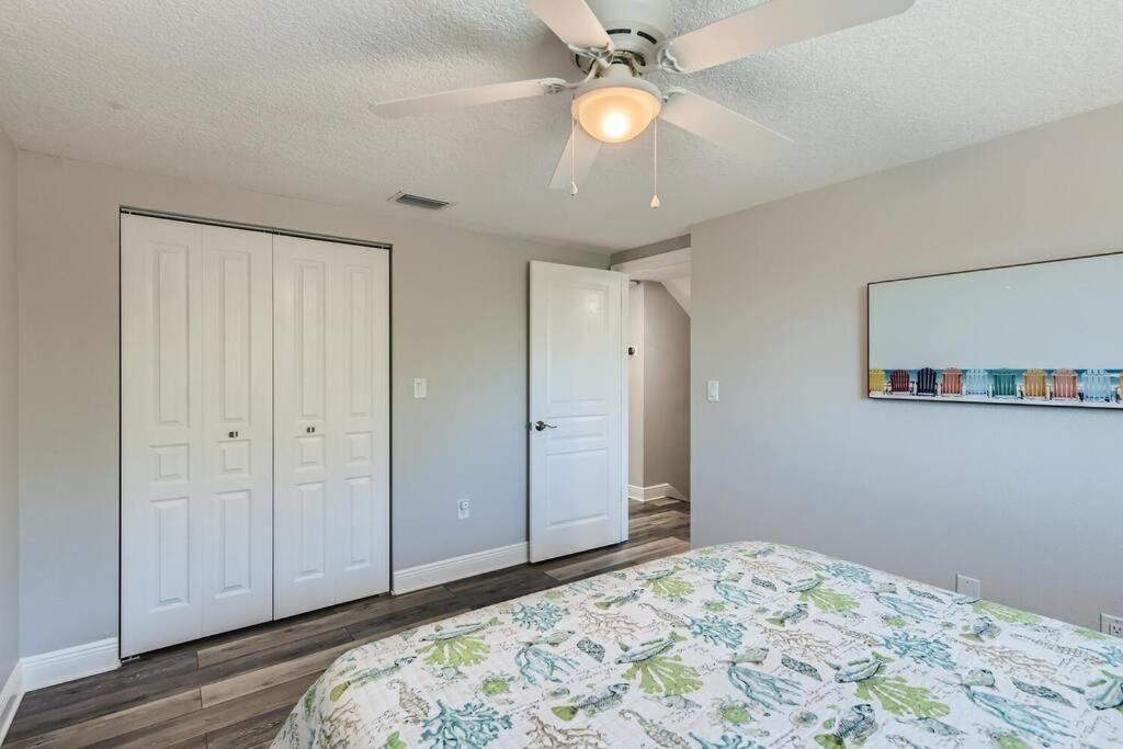 Gulfside Retreat Big Family Near Clearwater StPete view 5