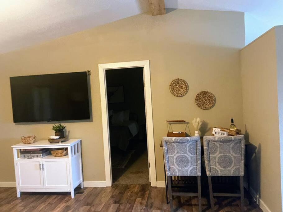 Peaceful 3BR 2BA Sleeps 6 Hot Tub Near Attractions view 3
