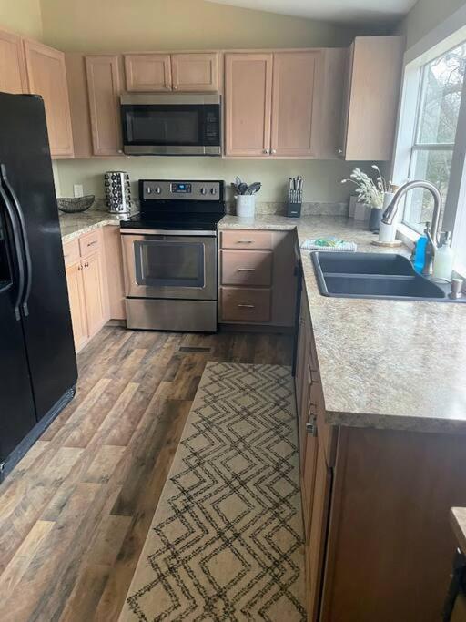 Peaceful 3BR 2BA Sleeps 6 Hot Tub Near Attractions view 4