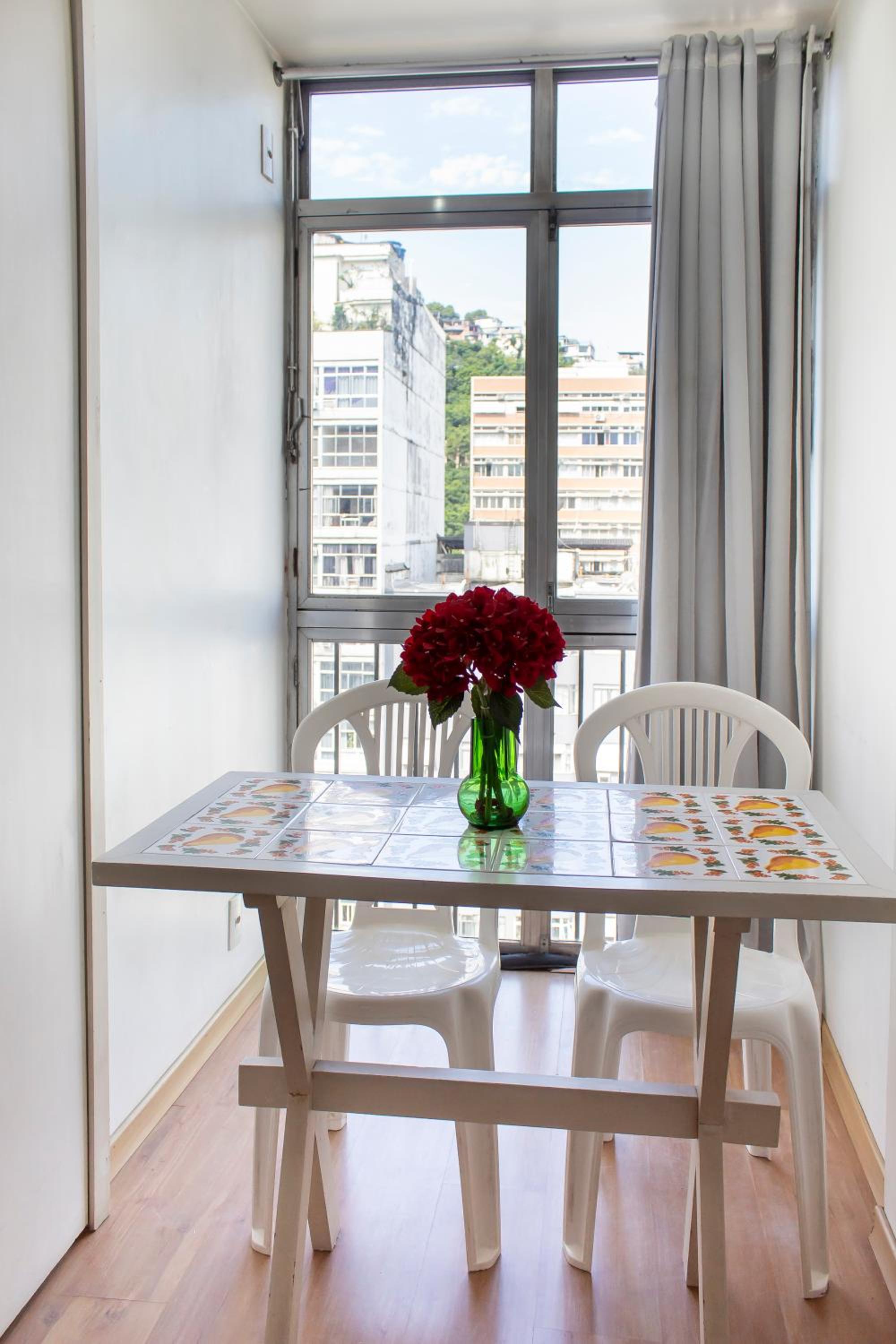 Apartamento completo na praia de Copacabana 02 Quartos com vista lateral mar em andar alto, ar, wifi , netflix, pauloangerami RMVC18