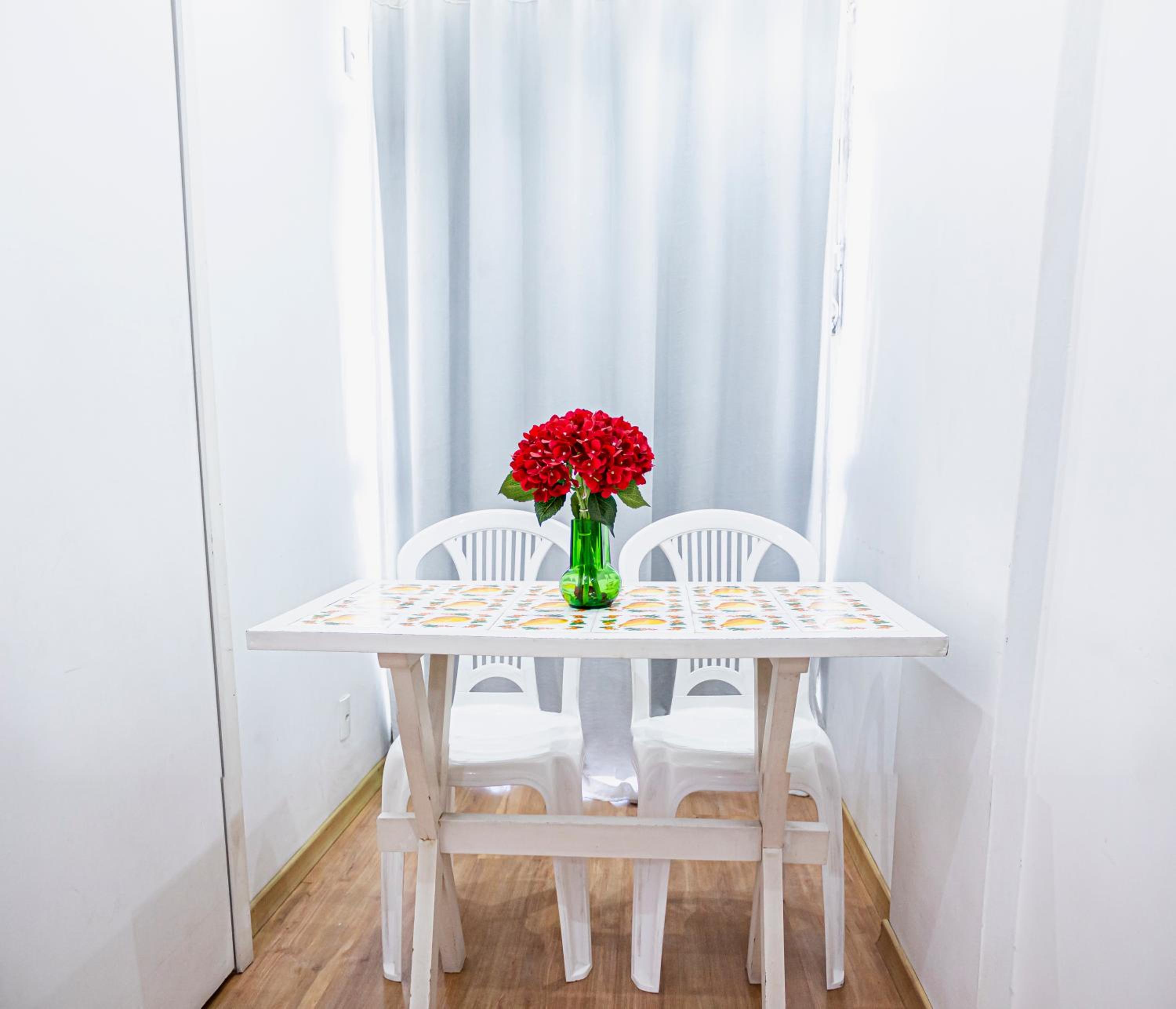 Apartamento completo na praia de Copacabana 02 Quartos com vista lateral mar em andar alto, ar, wifi , netflix, pauloangerami RMVC18