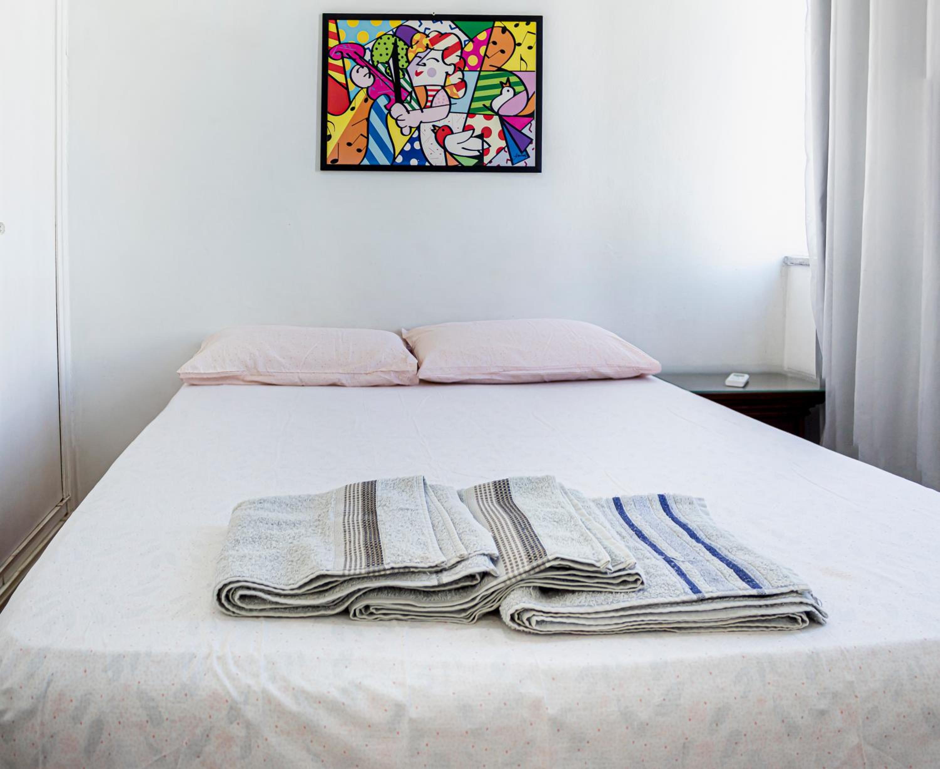 Apartamento completo na praia de Copacabana 02 Quartos com vista lateral mar em andar alto, ar, wifi , netflix, pauloangerami RMVC18