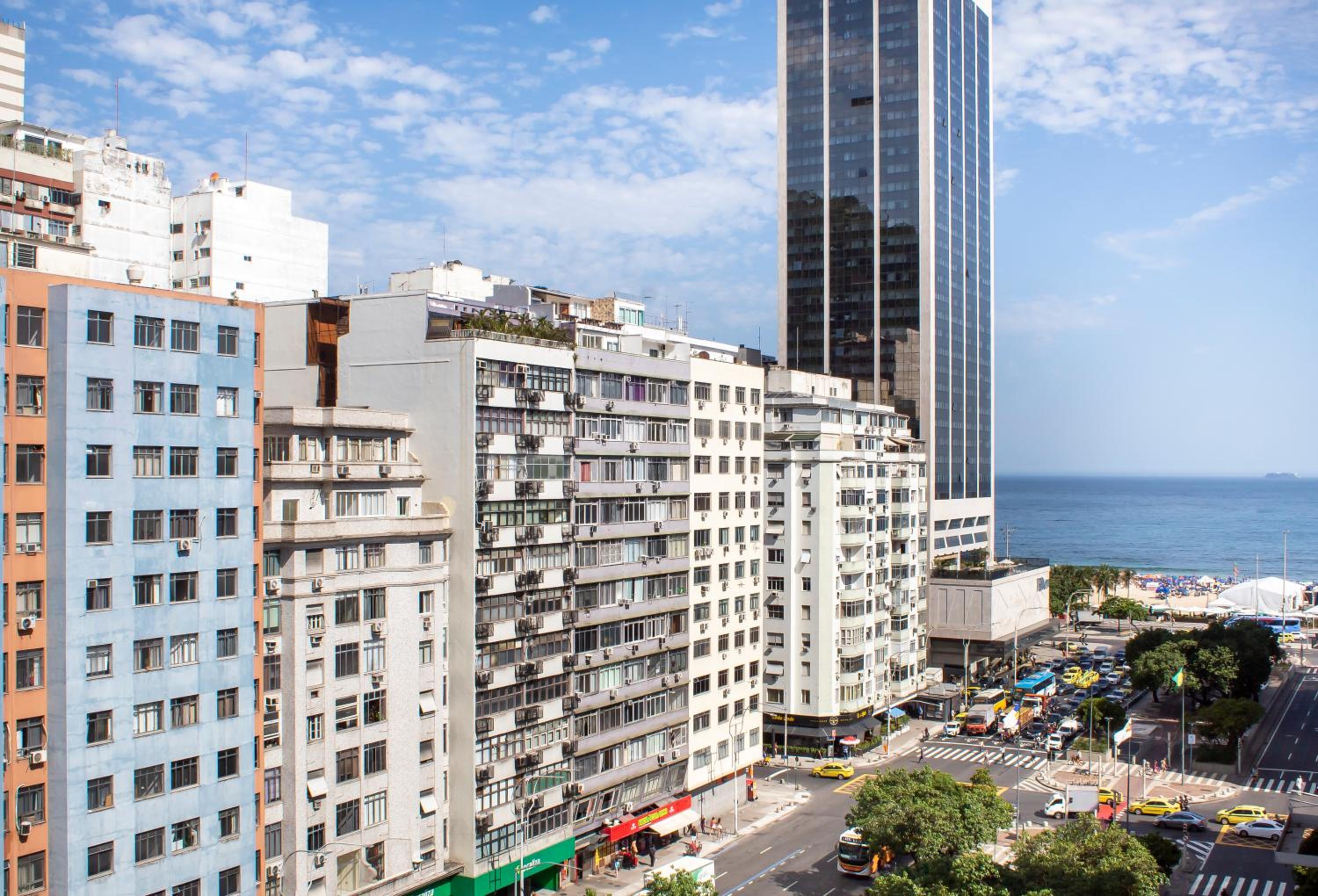 Apartamento completo na praia de Copacabana 02 Quartos com vista lateral mar em andar alto, ar, wifi , netflix, pauloangerami RMVC18