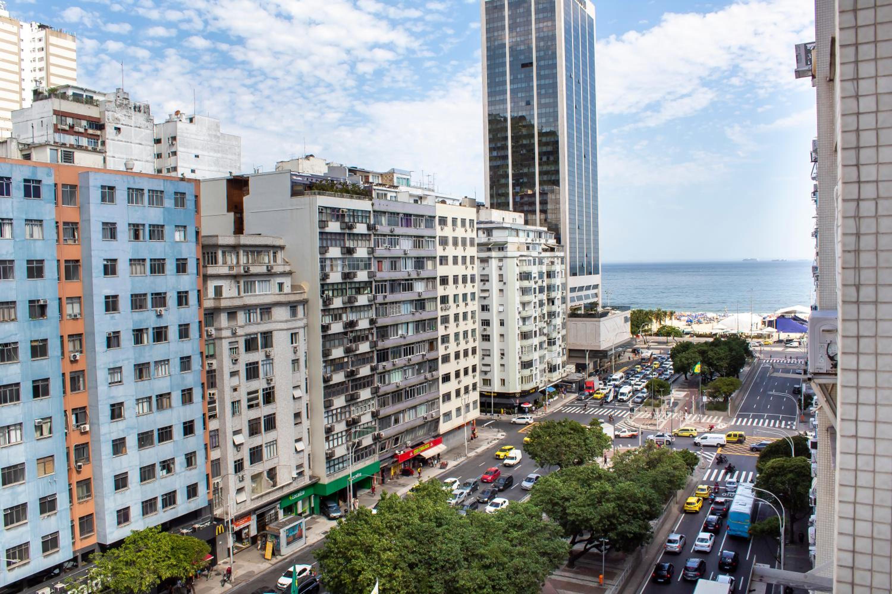 Apartamento completo na praia de Copacabana 02 Quartos com vista lateral mar em andar alto, ar, wifi , netflix, pauloangerami RMVC18