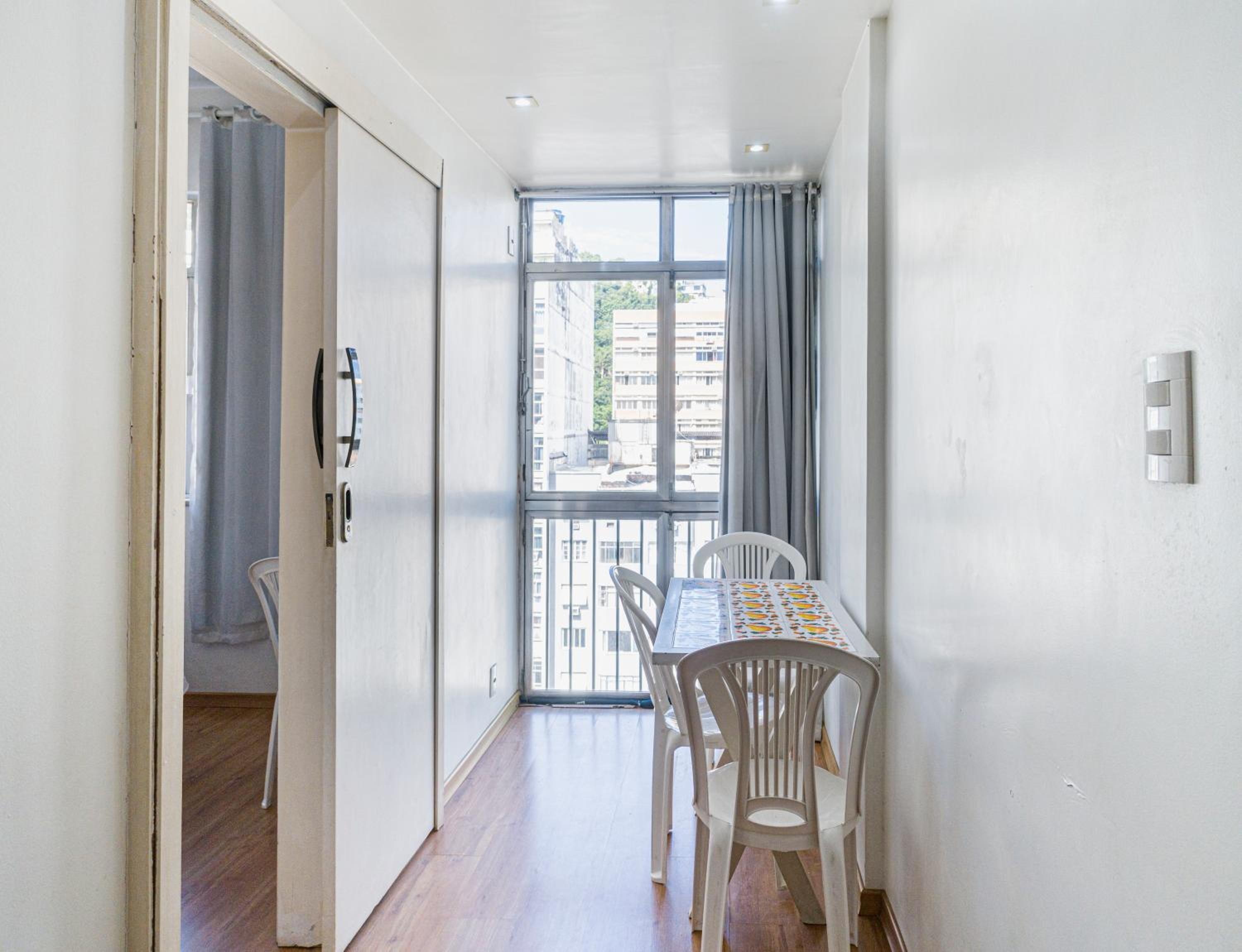 Apartamento completo na praia de Copacabana 02 Quartos com vista lateral mar em andar alto, ar, wifi , netflix, pauloangerami RMVC18