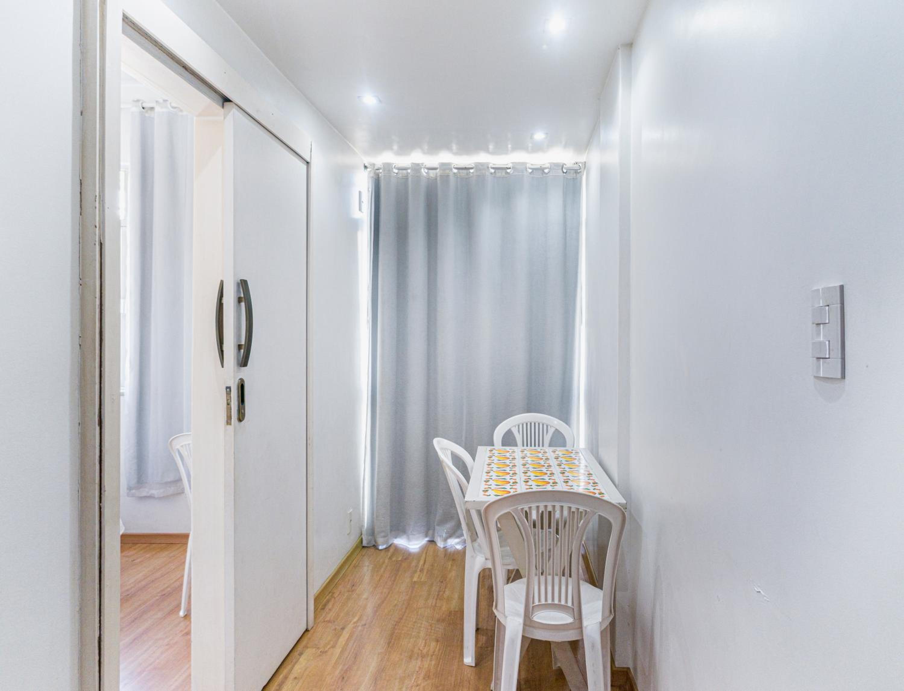 Apartamento completo na praia de Copacabana 02 Quartos com vista lateral mar em andar alto, ar, wifi , netflix, pauloangerami RMVC18