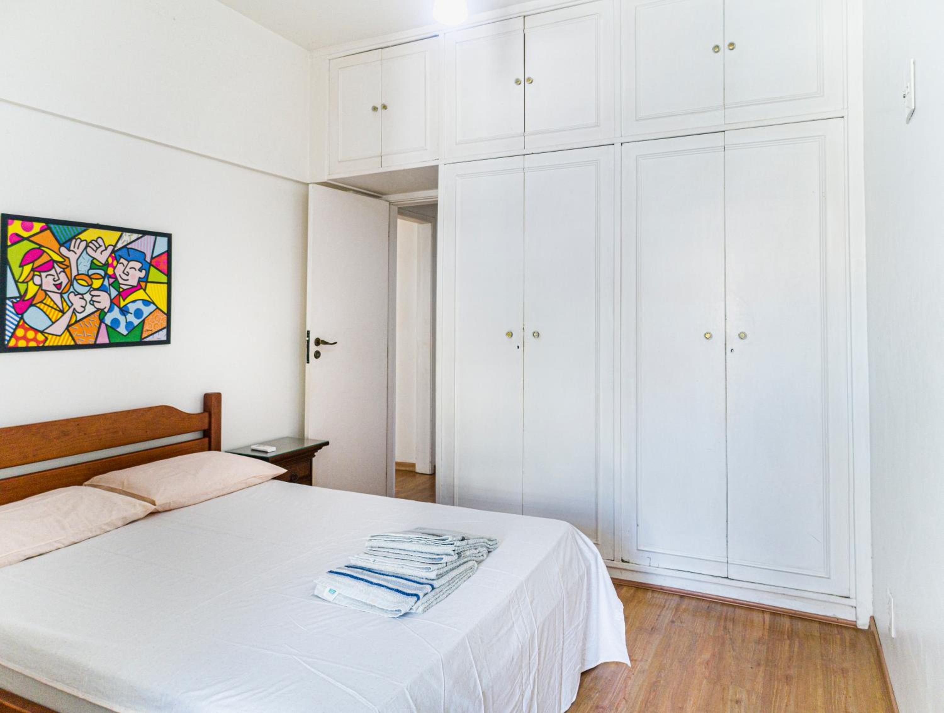 Apartamento completo na praia de Copacabana 02 Quartos com vista lateral mar em andar alto, ar, wifi , netflix, pauloangerami RMVC18