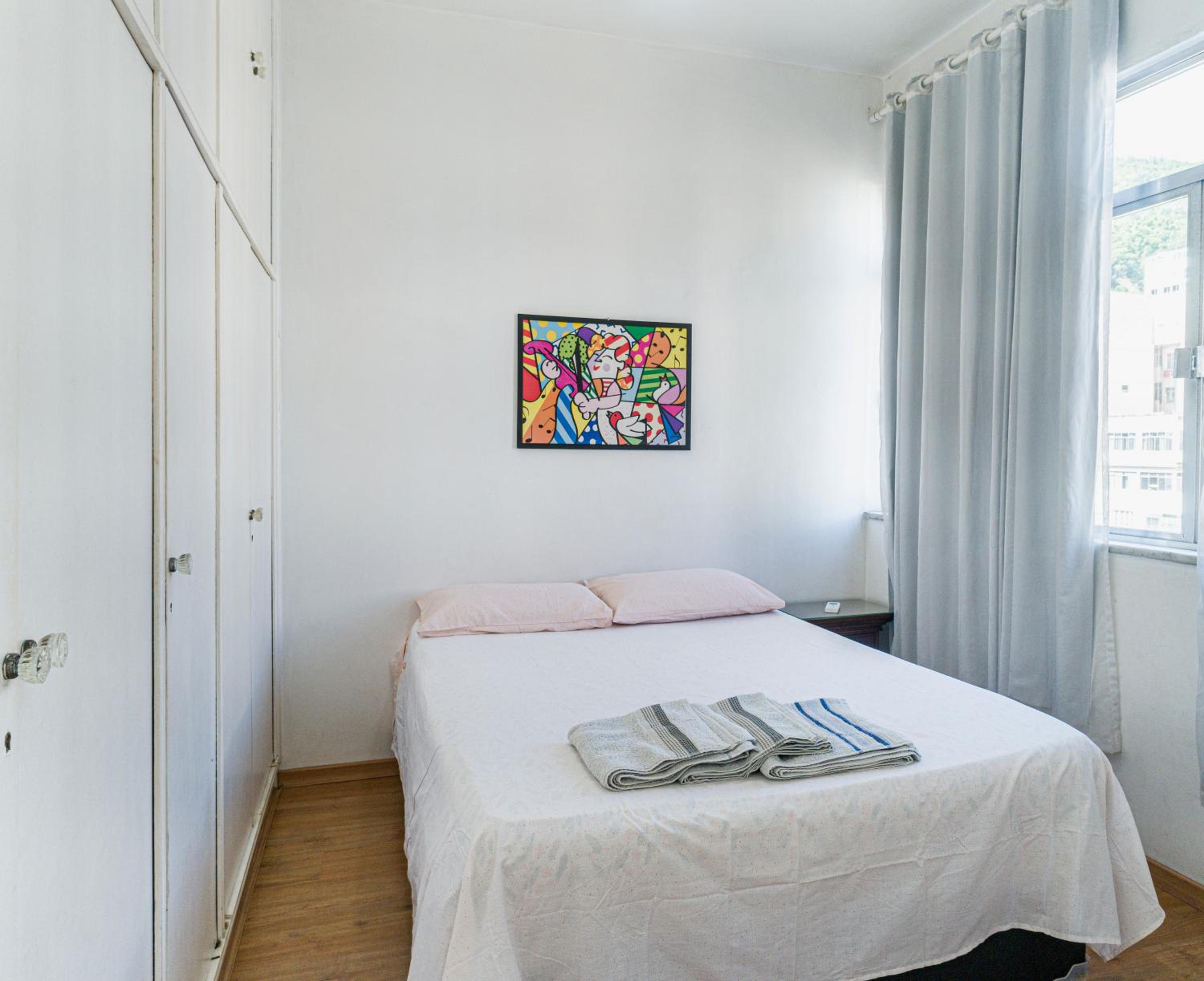 Apartamento completo na praia de Copacabana 02 Quartos com vista lateral mar em andar alto, ar, wifi , netflix, pauloangerami RMVC18