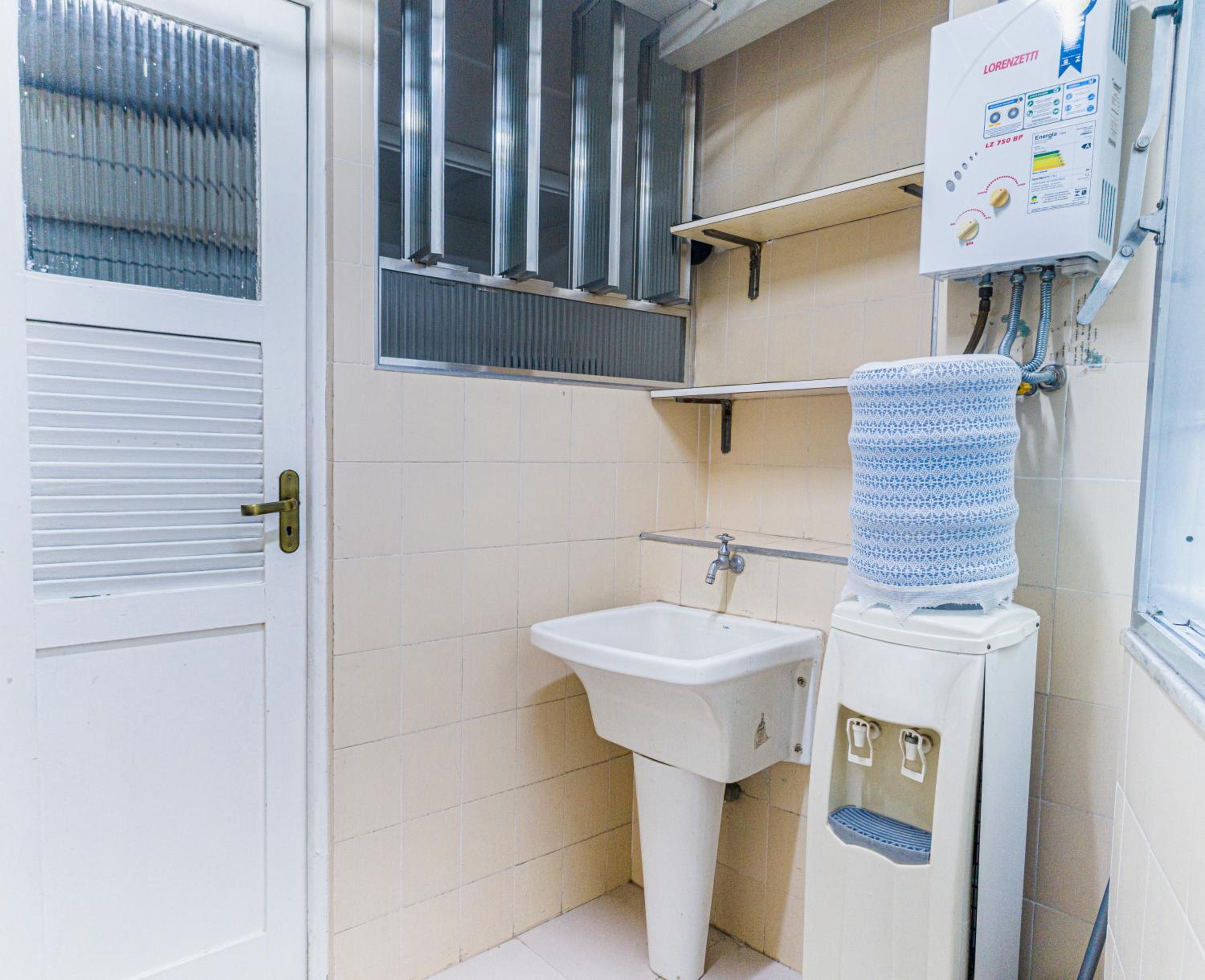 Apartamento completo na praia de Copacabana 02 Quartos com vista lateral mar em andar alto, ar, wifi , netflix, pauloangerami RMVC18