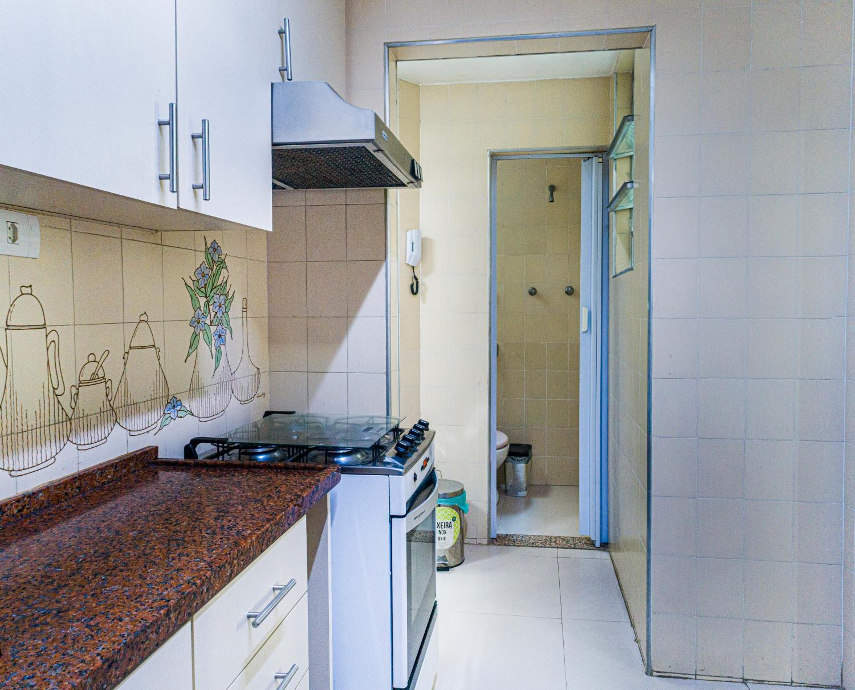 Apartamento completo na praia de Copacabana 02 Quartos com vista lateral mar em andar alto, ar, wifi , netflix, pauloangerami RMVC18
