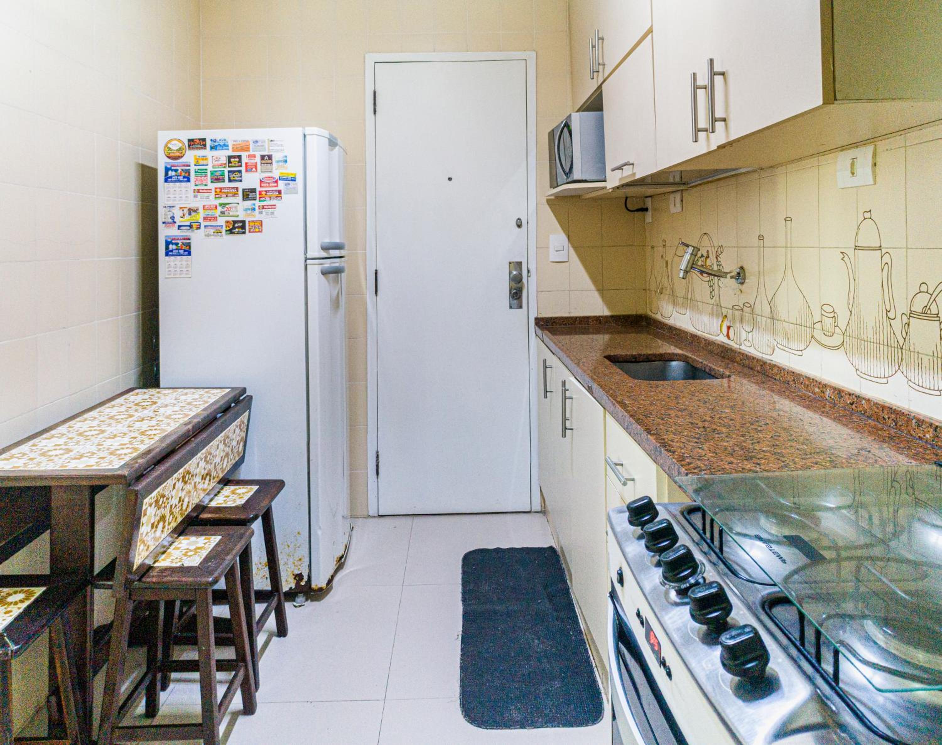 Apartamento completo na praia de Copacabana 02 Quartos com vista lateral mar em andar alto, ar, wifi , netflix, pauloangerami RMVC18