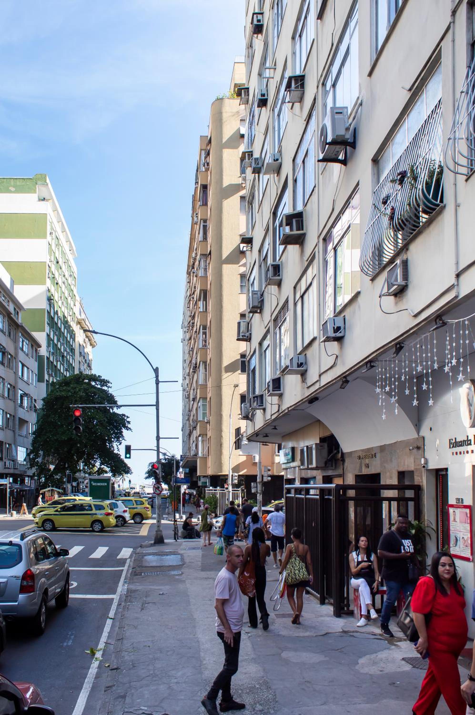 Studio completo na praia de Copacabana com ar, wifi, netflix, até 4 pessoas, FUNDOS CLARO E SILENCIOSO, pauloangerami PJ135