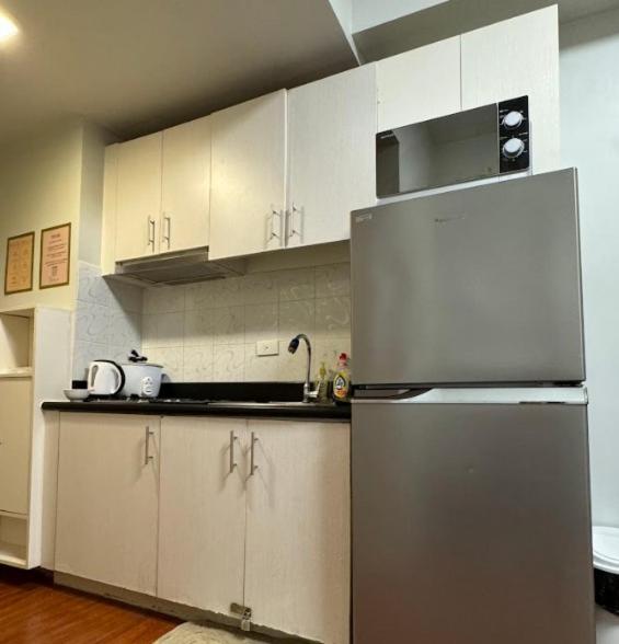 Jazz 1BR with Balcony Skyline View Near Poblacion Bars view 4