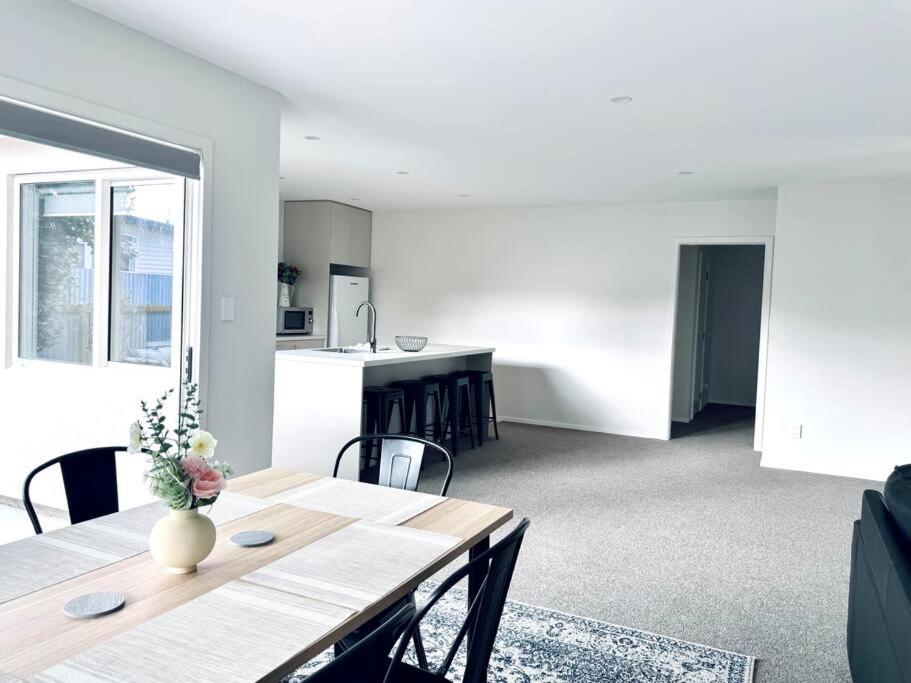 Smart New Home, 5m Walk to Shops view 2