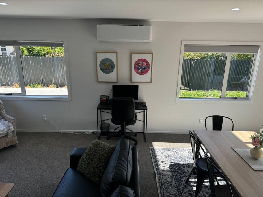 Smart New Home, 5m Walk to Shops view 4