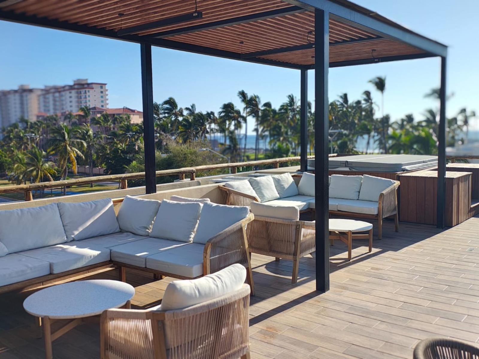 Loft con cama King Size, alberca climatizada y con acceso frente a la playa view 3