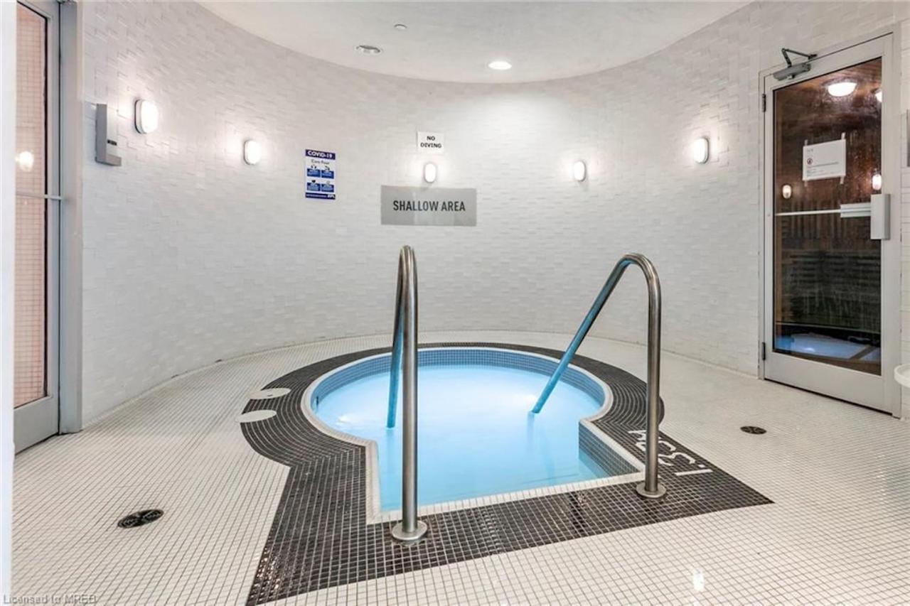 Beautiful Luxurious Modern Condo With Breathtaking Views - Image 5