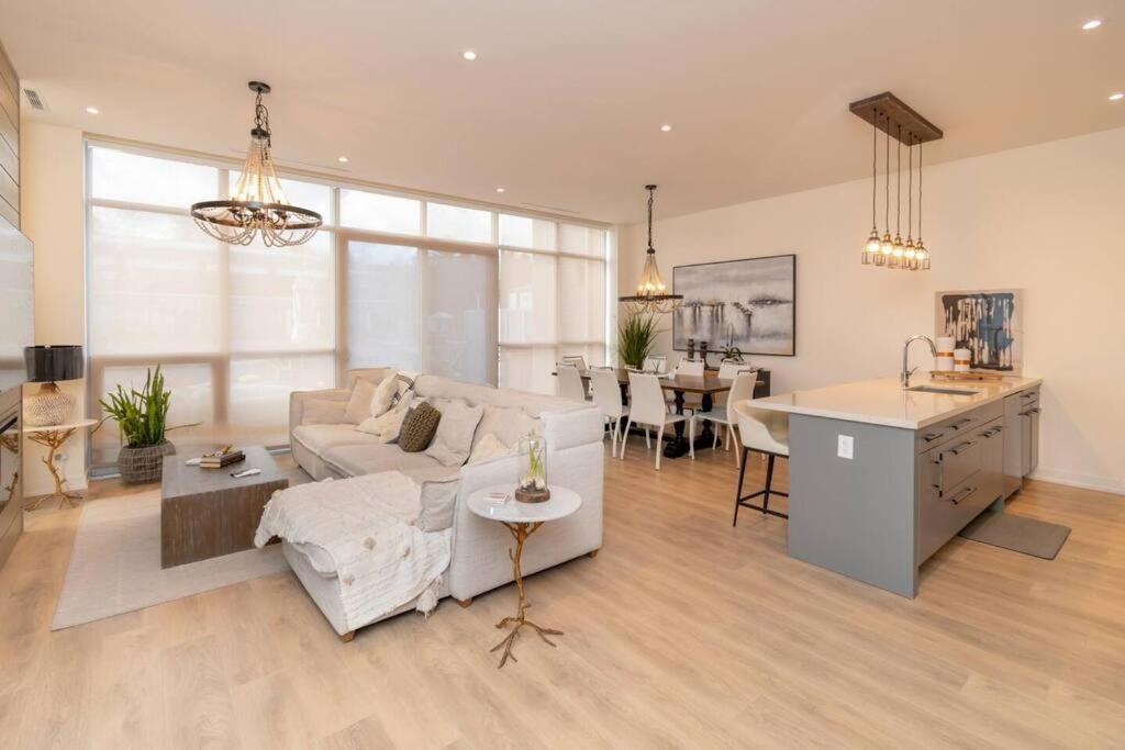 4BR Waterfront Townhome Fireplace HotTub