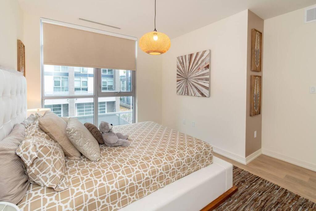 4BR Waterfront Townhome Fireplace HotTub