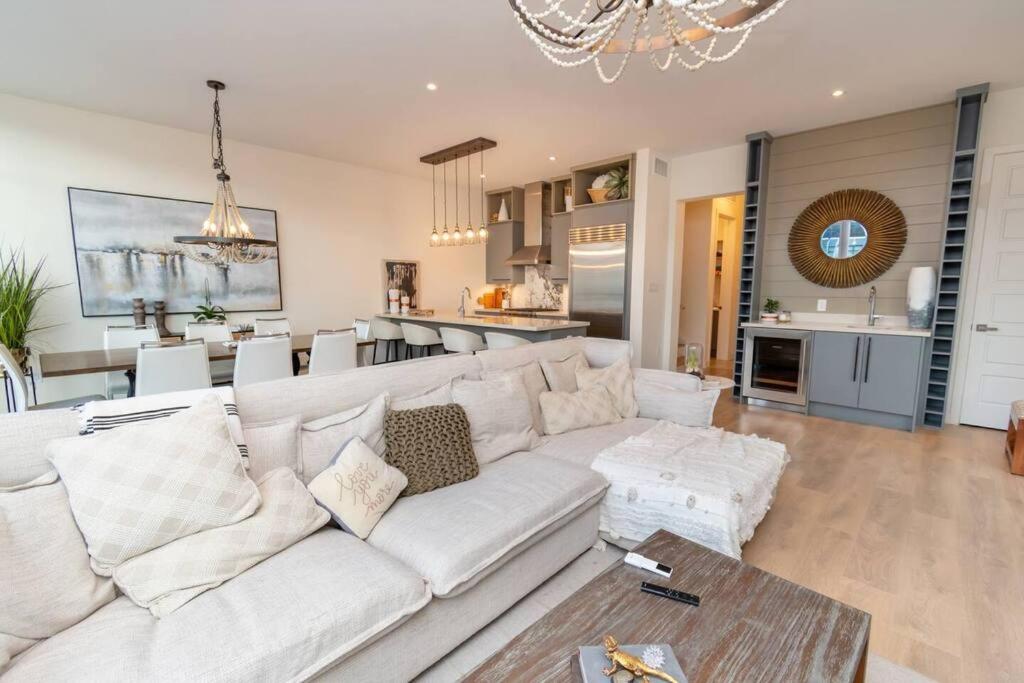 4BR Waterfront Townhome Fireplace HotTub