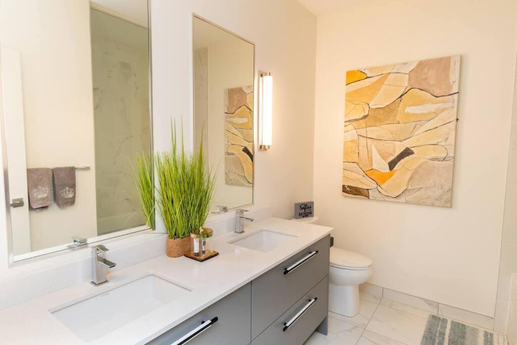 4BR Waterfront Townhome Fireplace HotTub