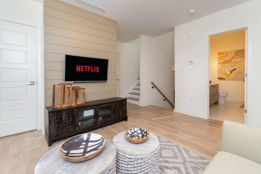 4BR Waterfront Townhome Fireplace HotTub