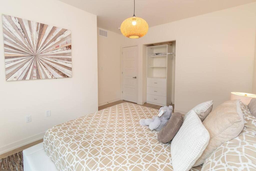 4BR Waterfront Townhome Fireplace HotTub