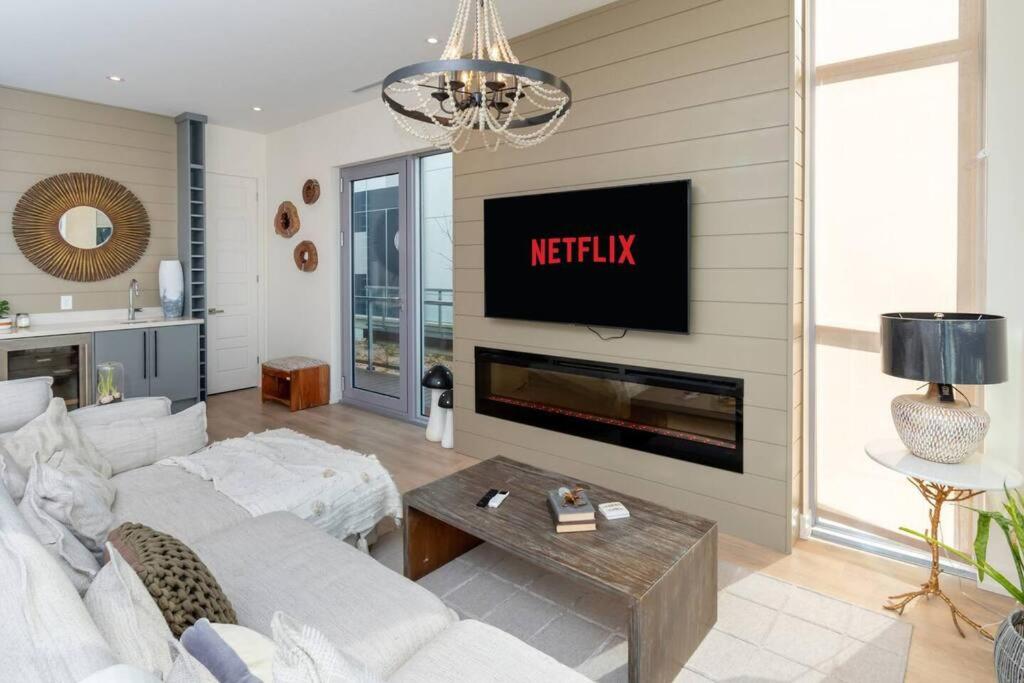 4BR Waterfront Townhome Fireplace HotTub