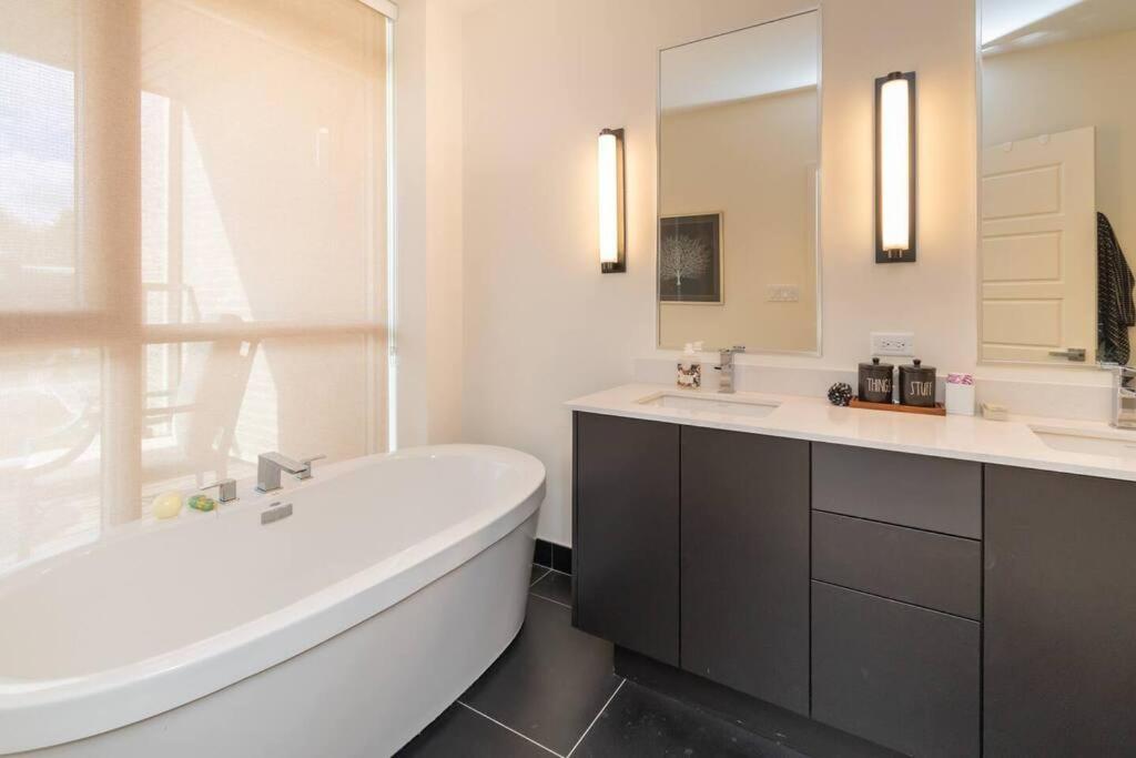 4BR Waterfront Townhome Fireplace HotTub