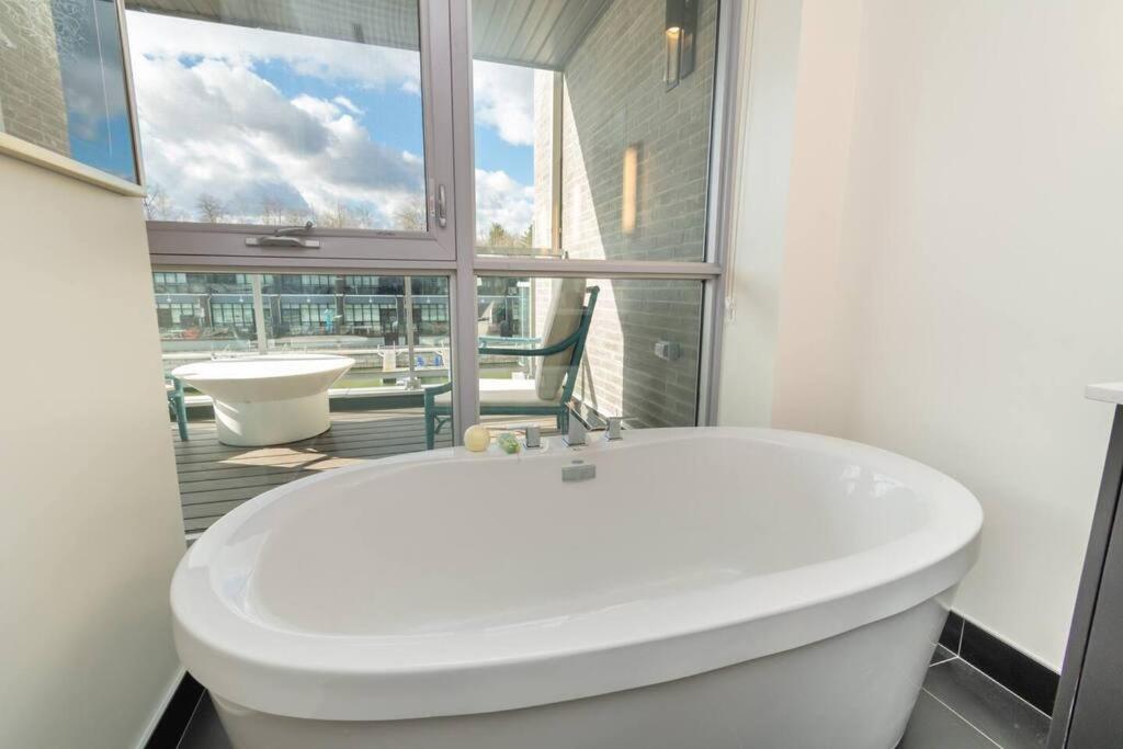 4BR Waterfront Townhome Fireplace HotTub