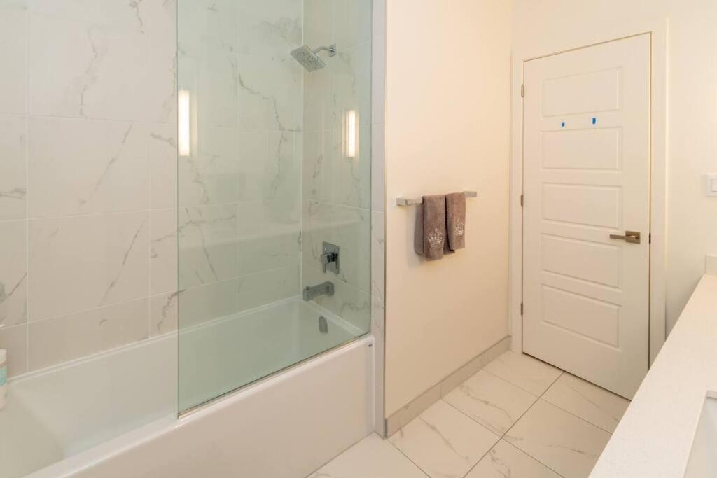 4BR Waterfront Townhome Fireplace HotTub