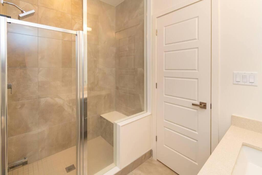4BR Waterfront Townhome Fireplace HotTub