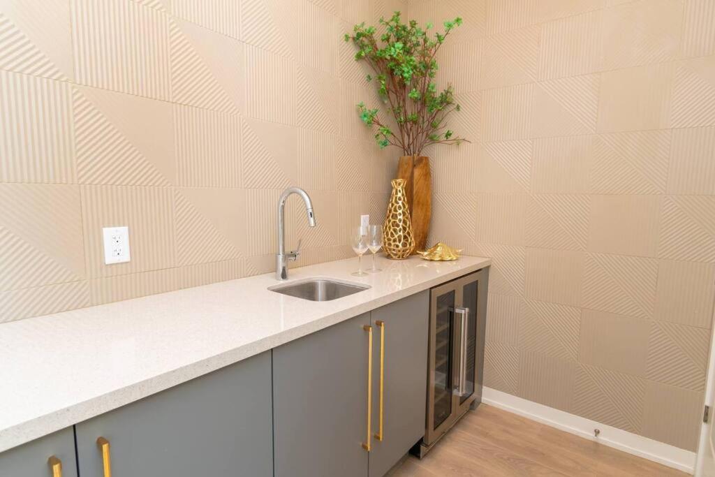 4BR Waterfront Townhome Fireplace HotTub