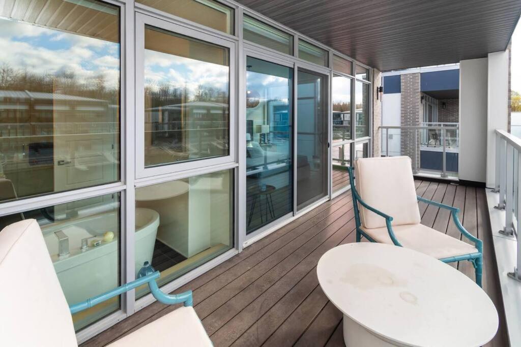 4BR Waterfront Townhome Fireplace HotTub